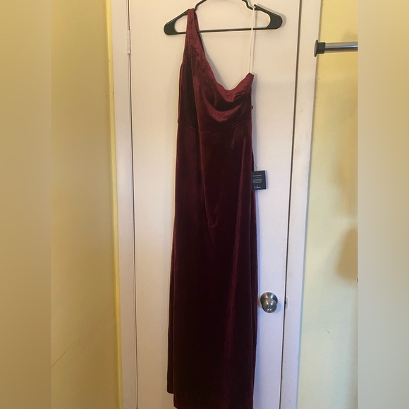 NWT | Glamorous Romance Burgundy Velvet One-Shoulder Maxi Dress - Picture 2 of 6